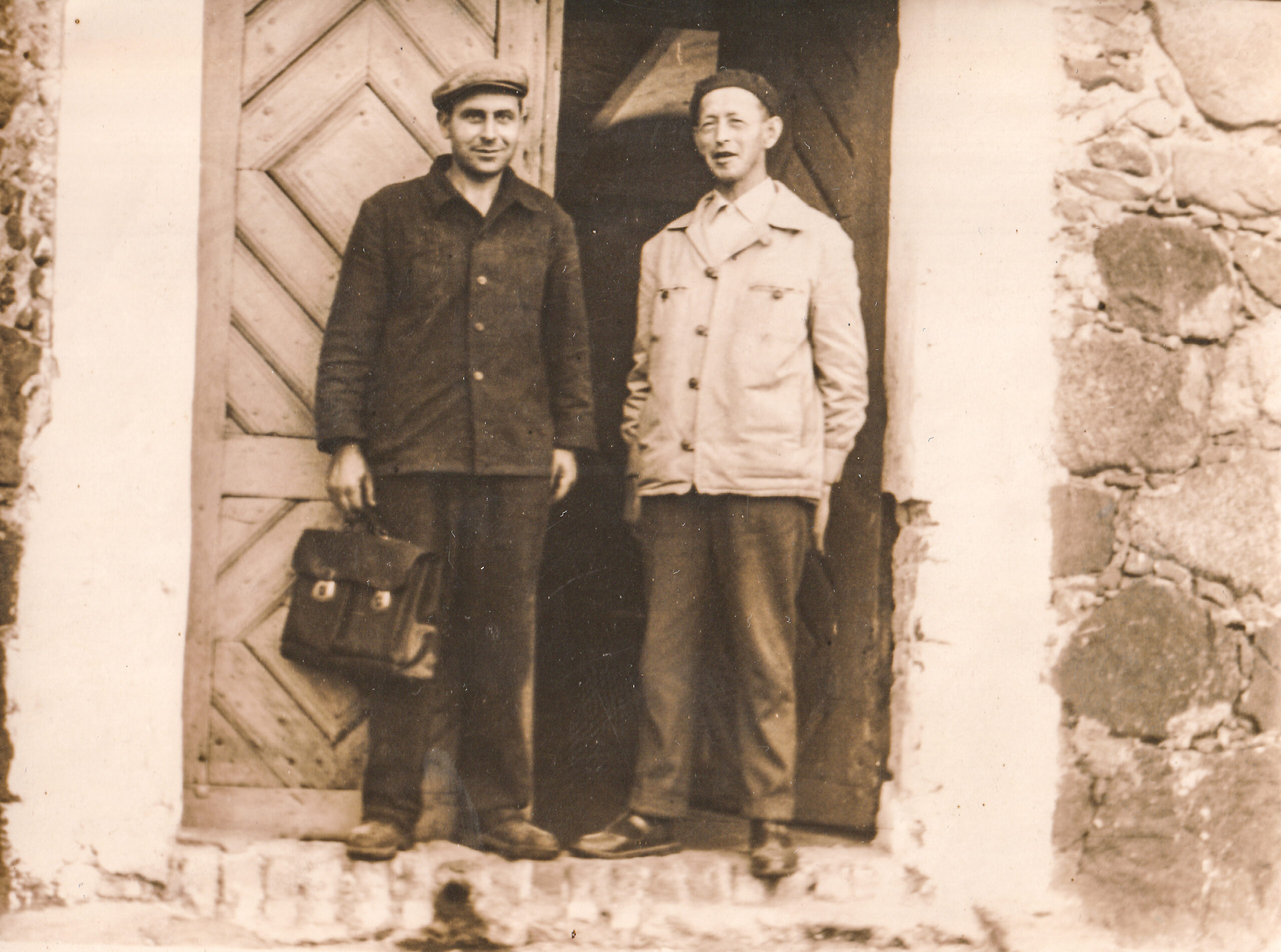 W drzwiach gorzelni w Owińskach