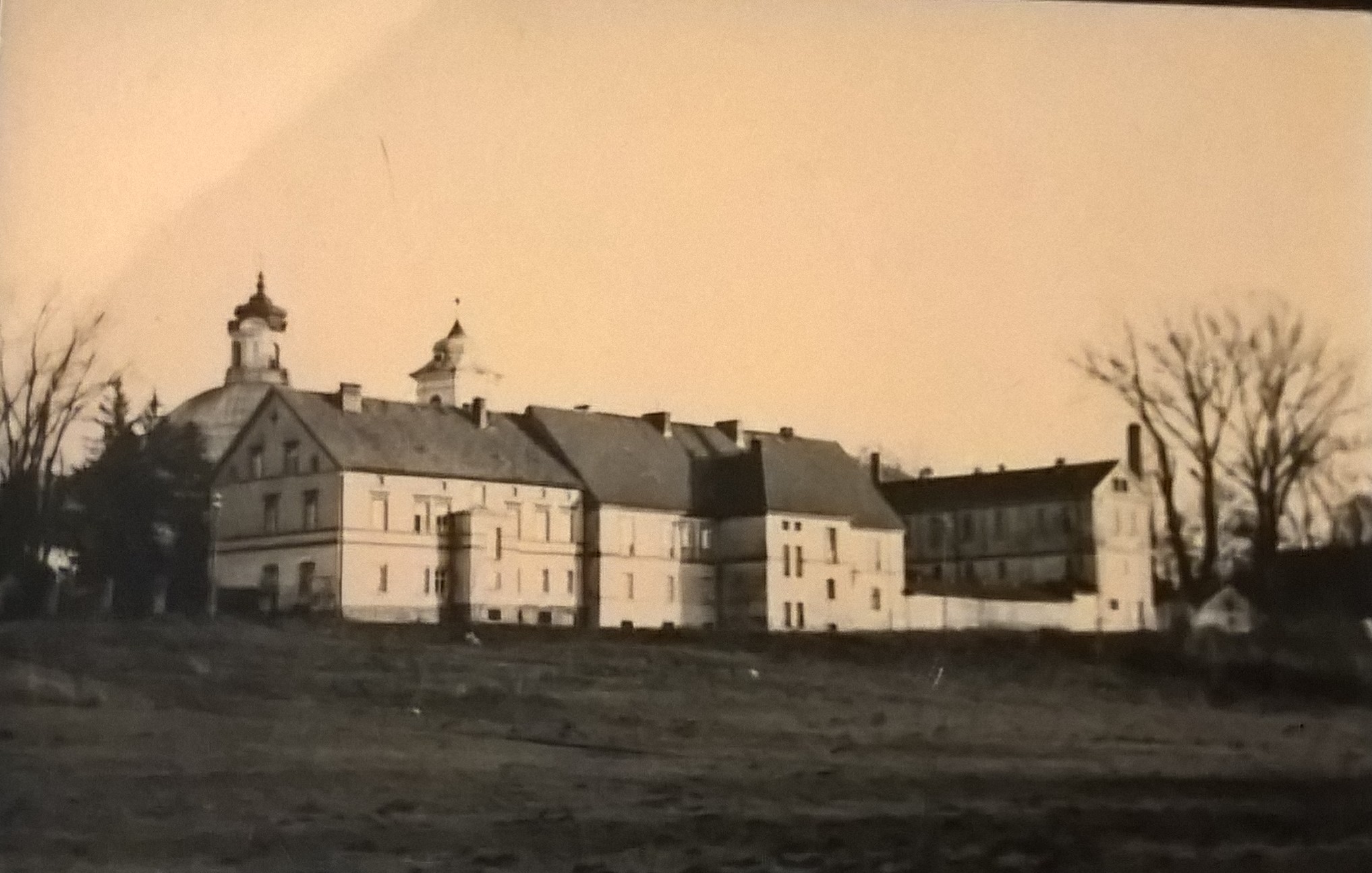 Widok na budynki poklasztorne
